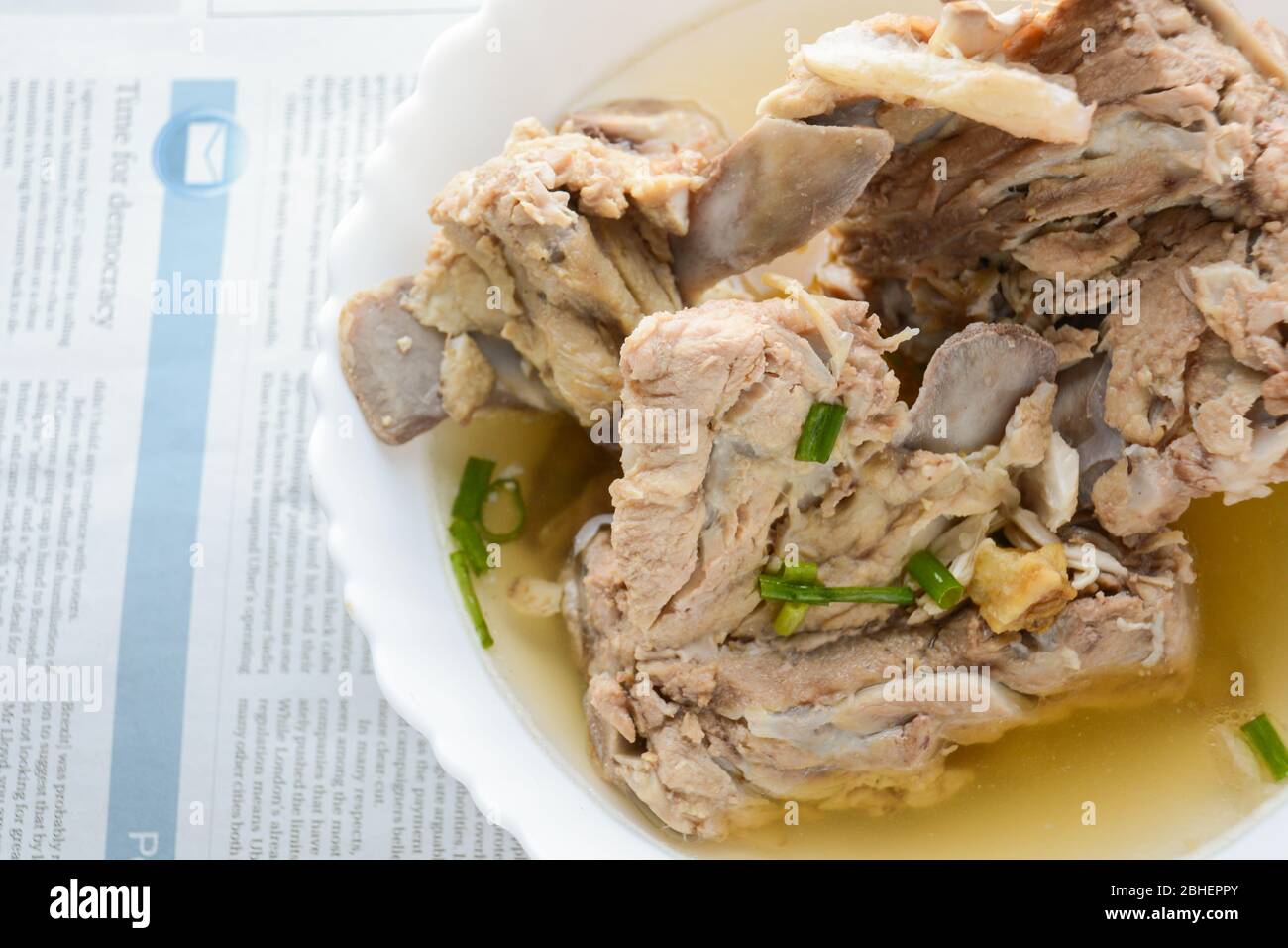 Brodo di maiale Slow Cooker, è fatto cuocere per molte ore per estrarre tanti nutrienti da esso. Il lungo tempo di cottura si rompe l'osso per rilasciare vita Foto Stock