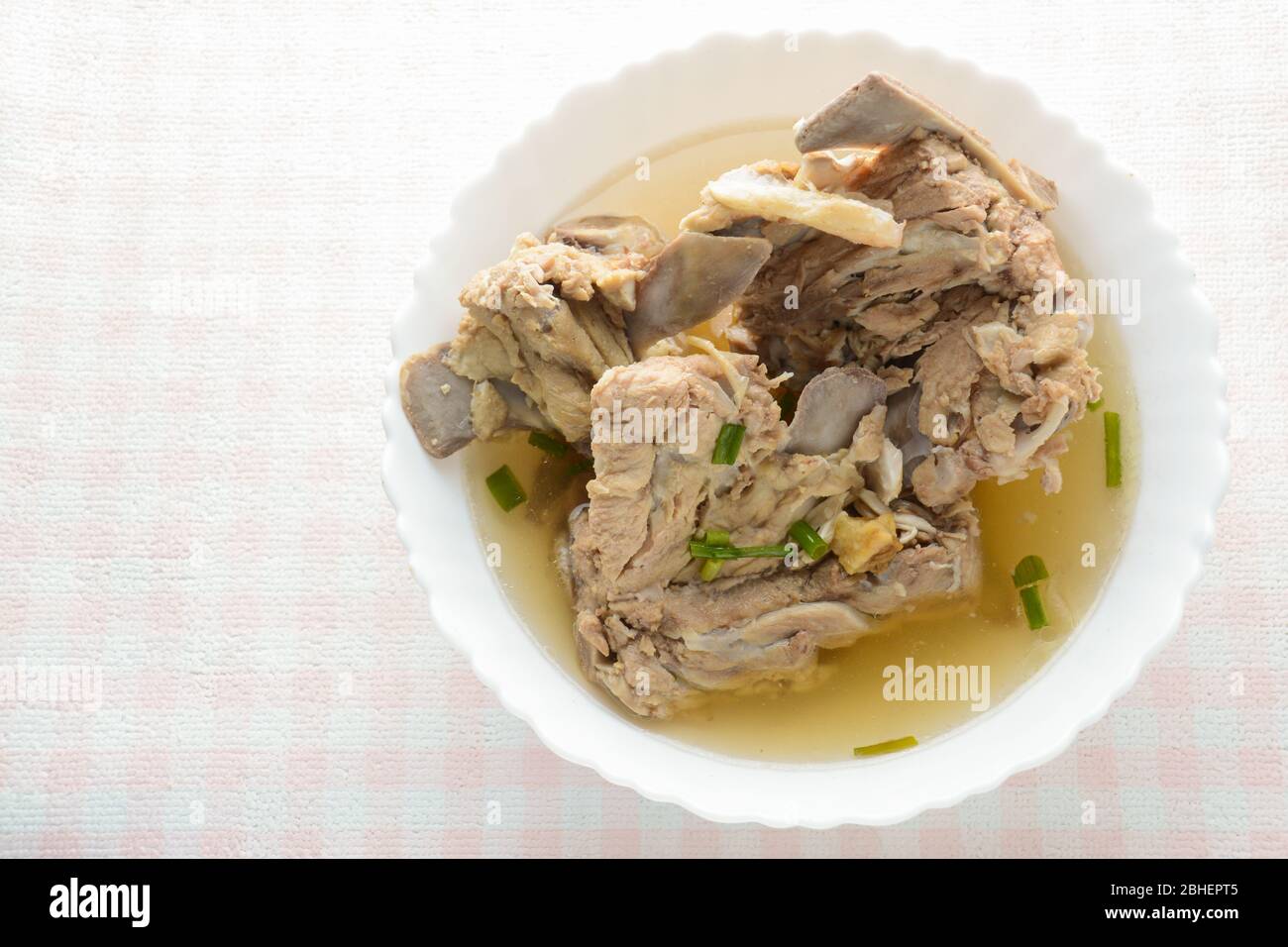 Brodo di maiale Slow Cooker, è fatto cuocere per molte ore per estrarre tanti nutrienti da esso. Il lungo tempo di cottura si rompe l'osso per rilasciare vita Foto Stock