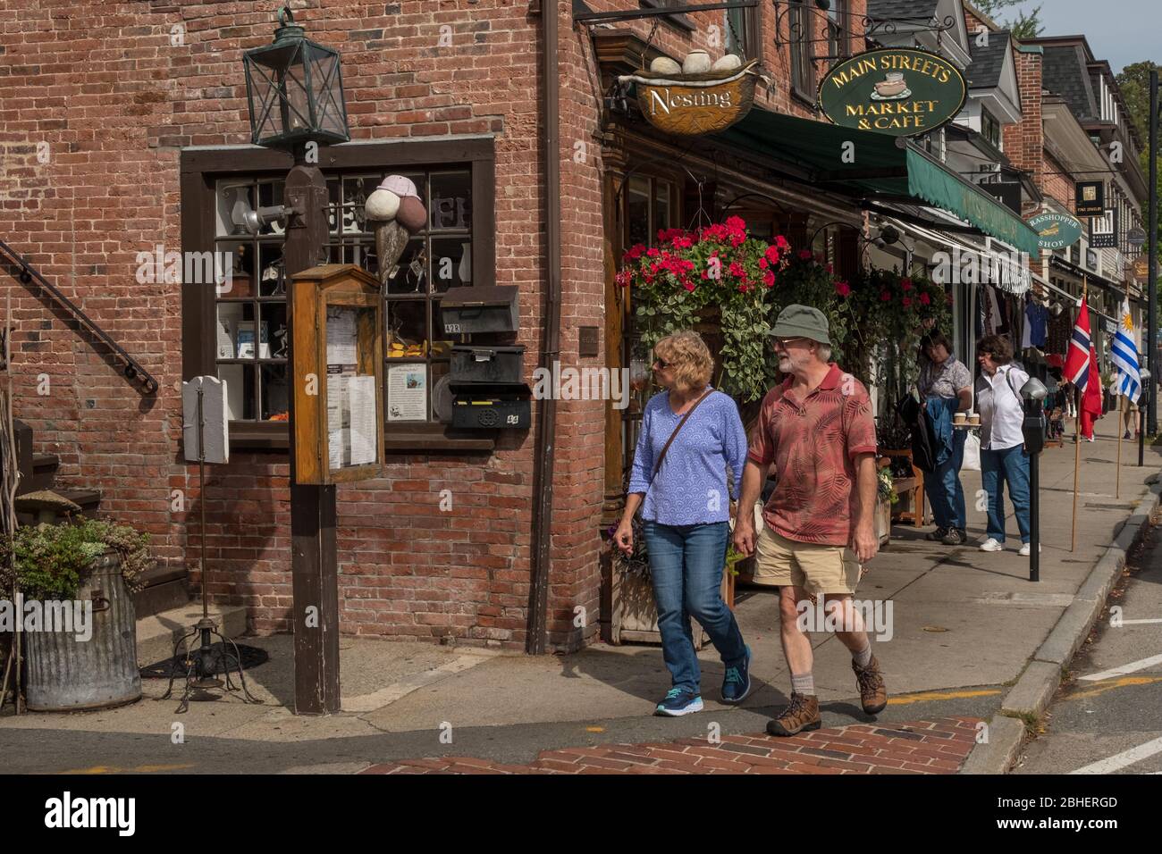 Visitatori a Concord, ma a piedi dal mercato e caffè Main Street Foto Stock