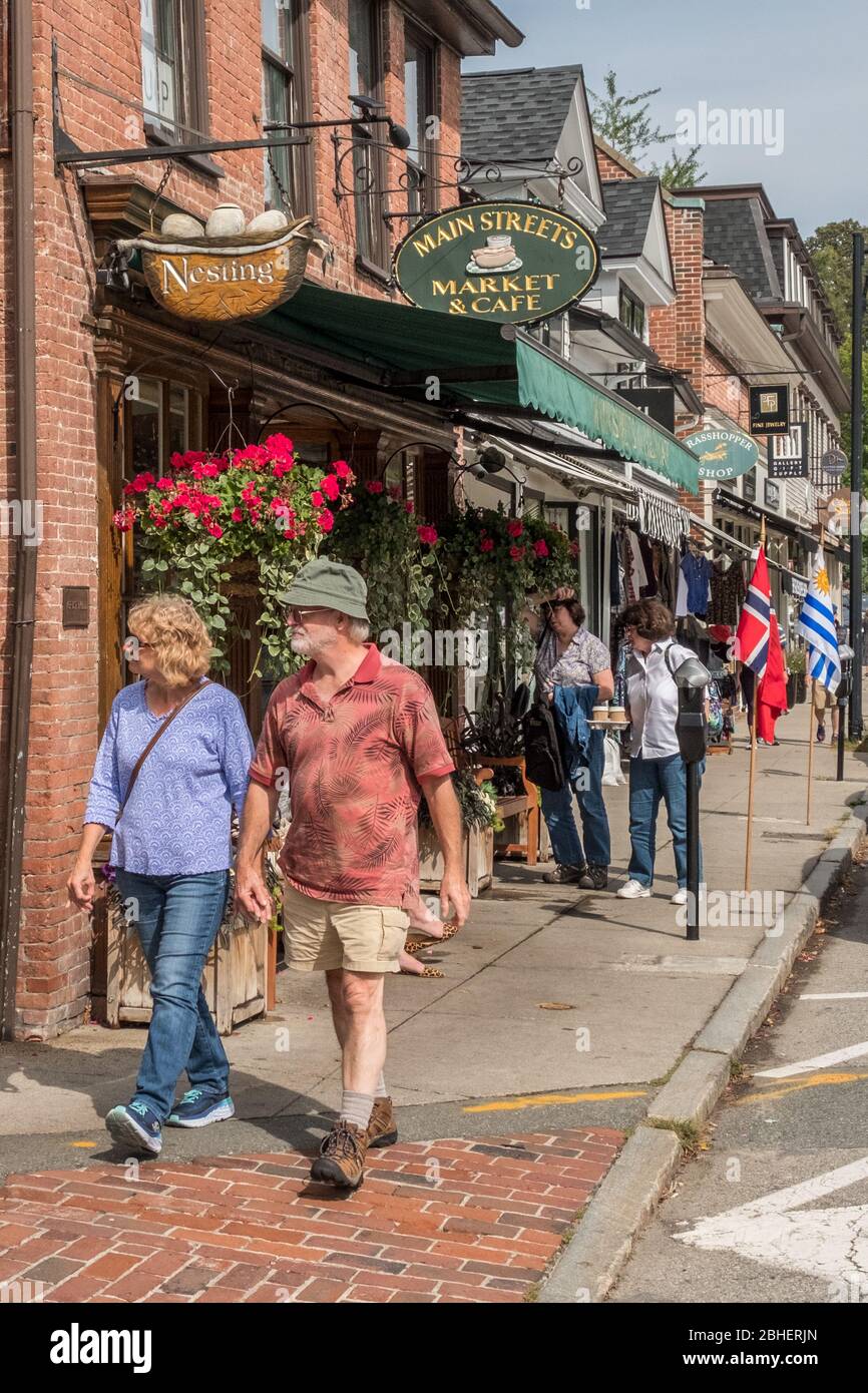 Visitatori a Concord, ma a piedi dal mercato e caffè Main Street Foto Stock