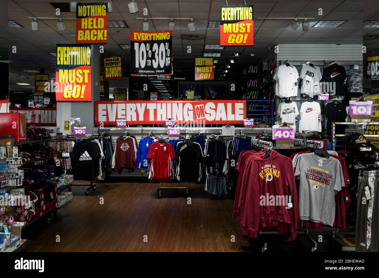La segnaletica "Everything Must Go" all'interno di un negozio di articoli sportivi Modell in fase di liquidazione a Bethesda, Maryland, il 22 aprile 2020. Foto Stock