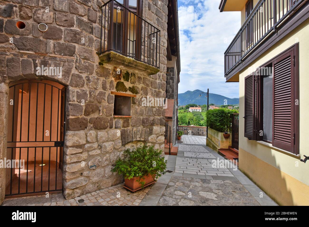 Una stradina tra le case del borgo medievale di Caselvenere in Italia Foto Stock