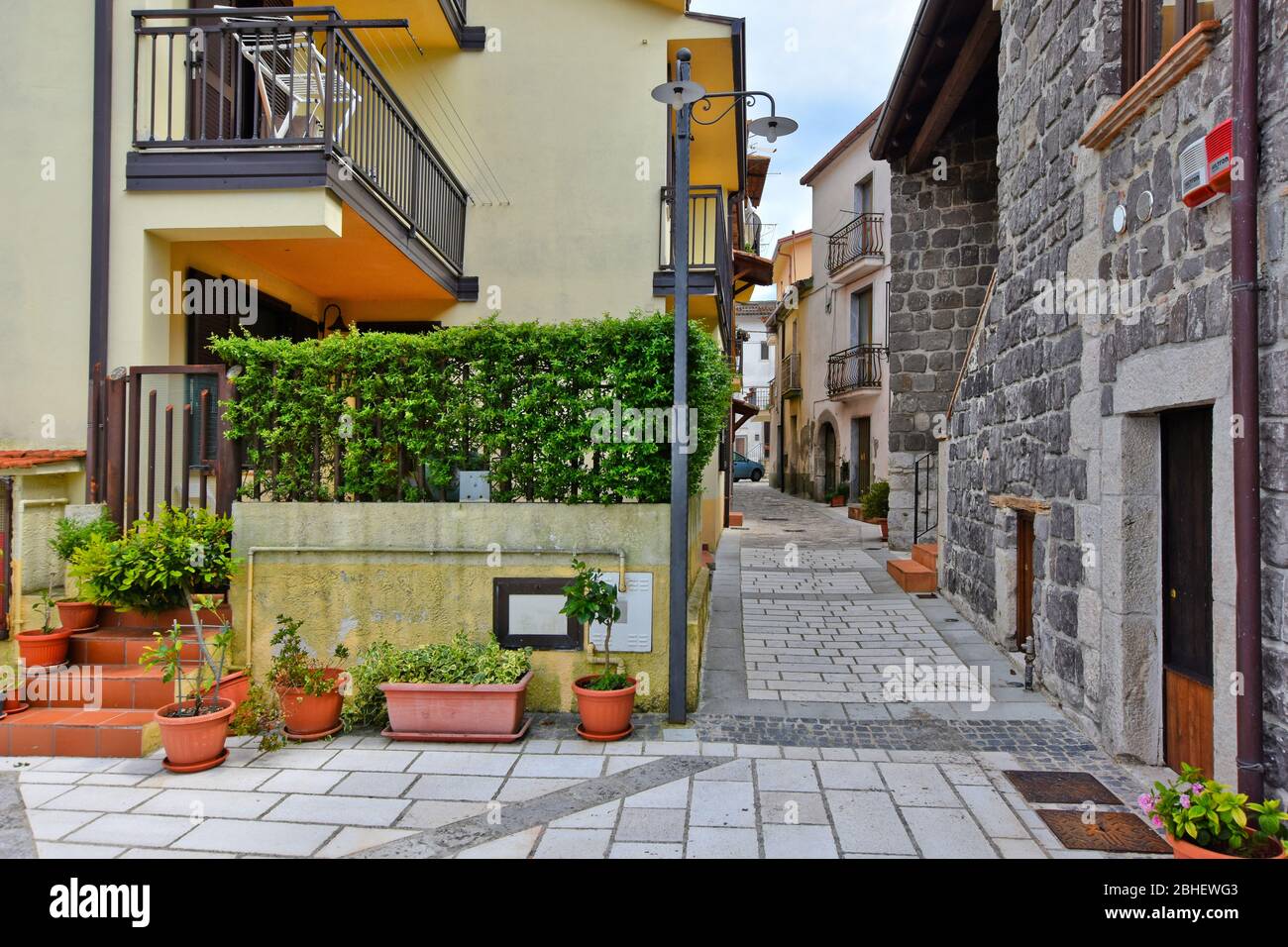 Una stradina tra le case del borgo medievale di Caselvenere in Italia Foto Stock