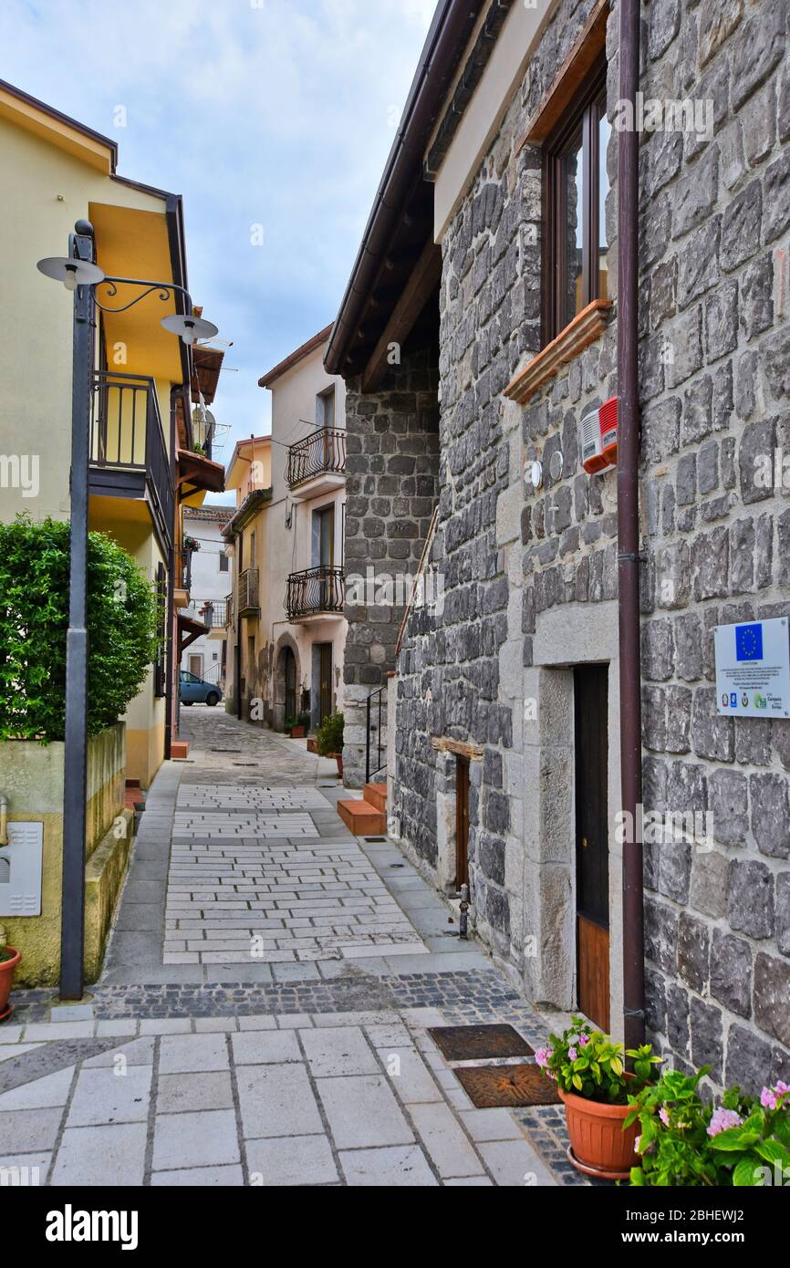 Una stradina tra le case del borgo medievale di Caselvenere in Italia Foto Stock