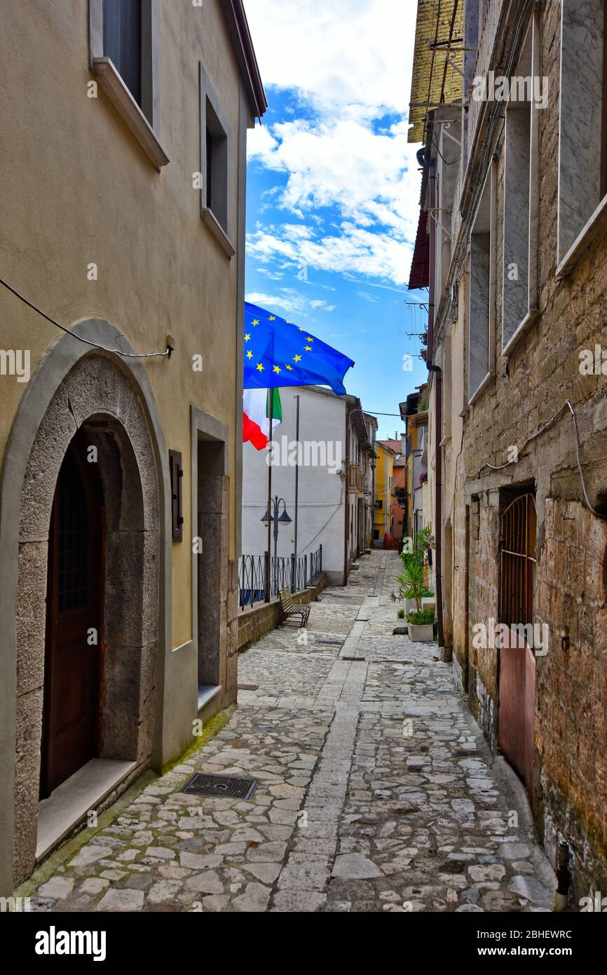 Una stradina tra le case del borgo medievale di Caselvenere in Italia Foto Stock