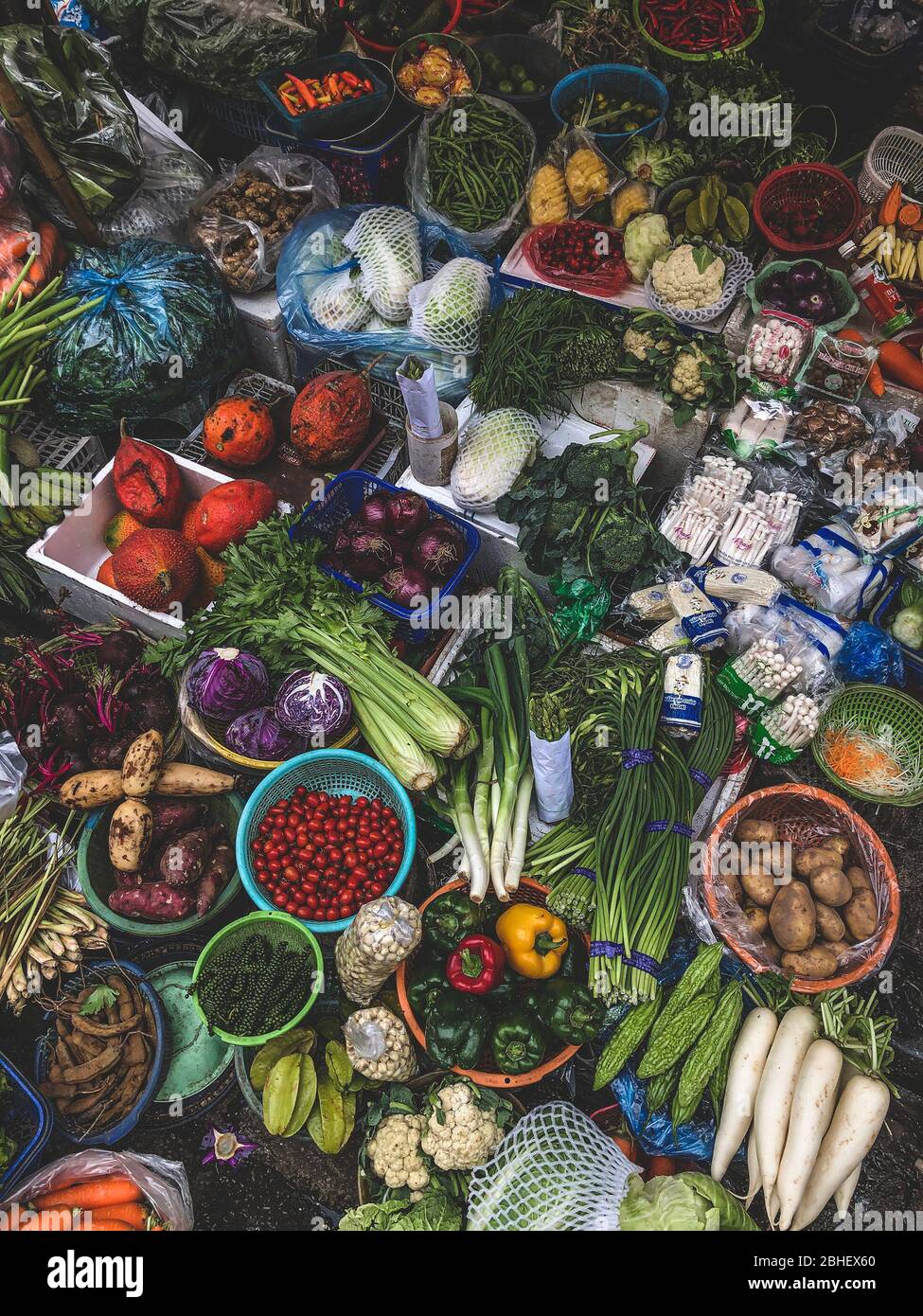 Vista dall'alto su un vasto assortimento di verdure e frutta a file in vendita in strada. Produzione di cortocircuito Foto Stock