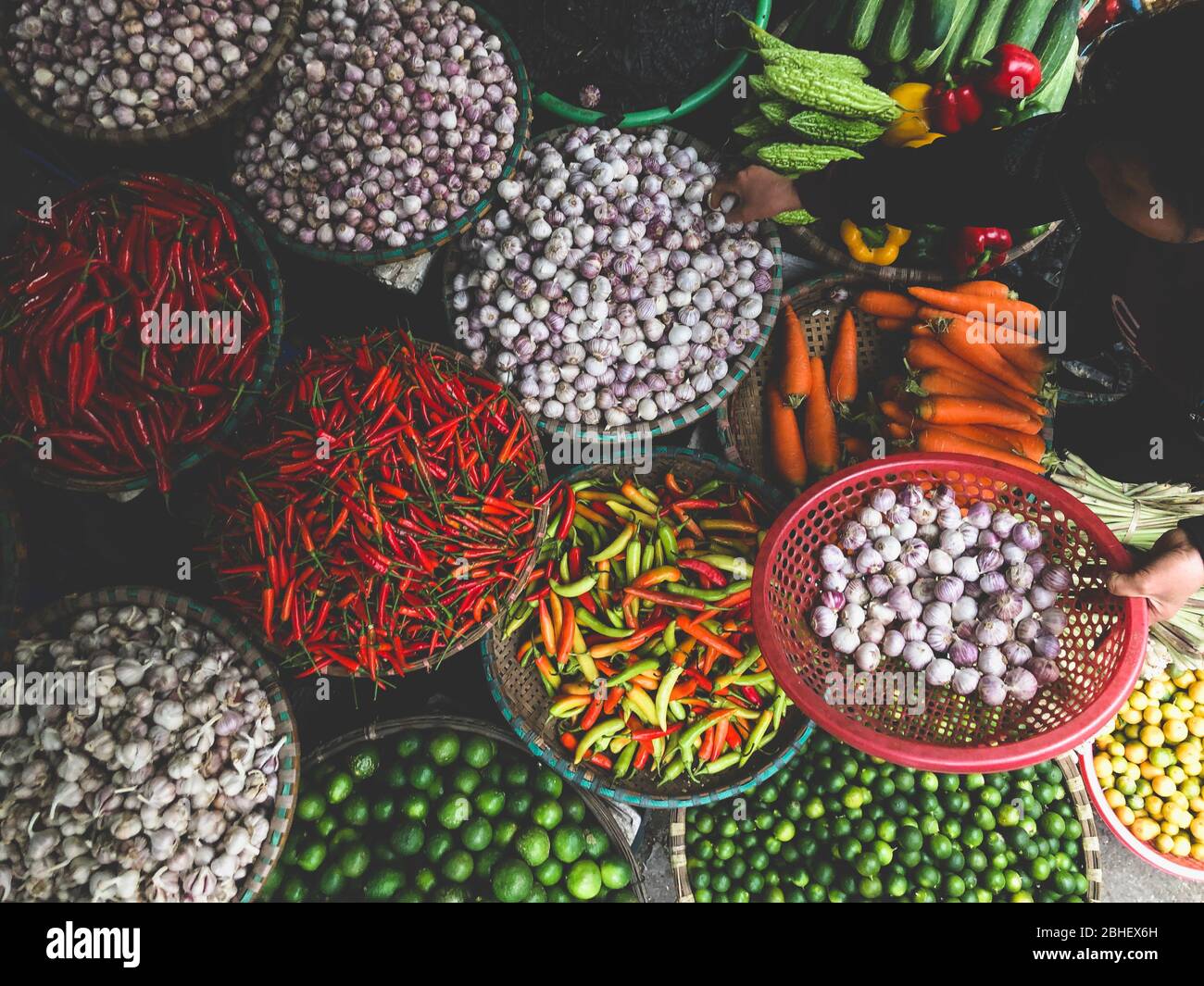 Hanoi, Vietnam, Febuary 1, 2020 - verdure fresche in vendita al mercato alimentare di strada nella città vecchia. Aglio, limone, ananas, cipolle, Peper, peperoncino rosso Foto Stock