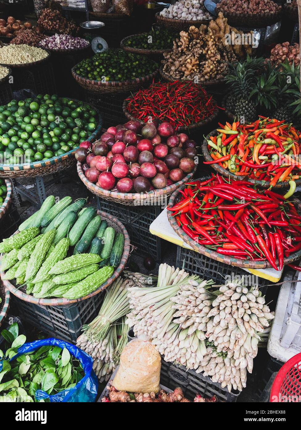 Verdure fresche in vendita al mercato alimentare di strada nella città vecchia di Hanoi, Vietnam. Foto Stock