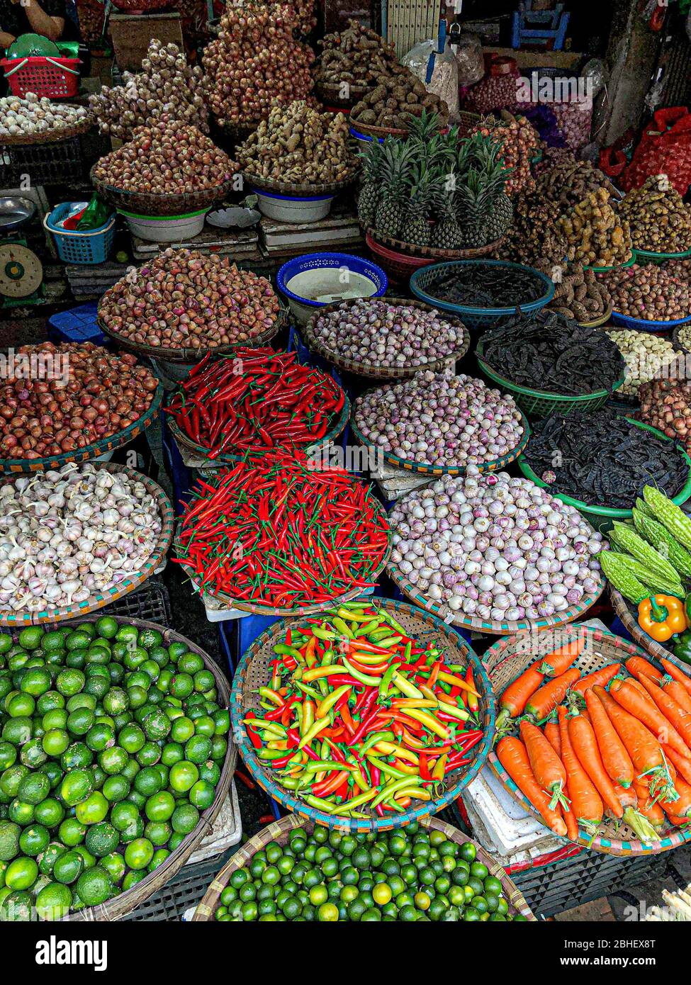 Verdure fresche in vendita al mercato alimentare di strada nella città vecchia di Hanoi, Vietnam. Foto Stock