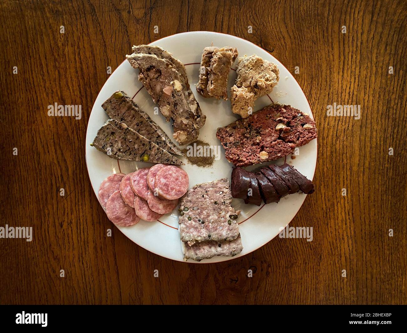 Vista dall'alto su un assortimento di salumi francesi, salsiccia, rillettes, salsiccia di sangue Foto Stock