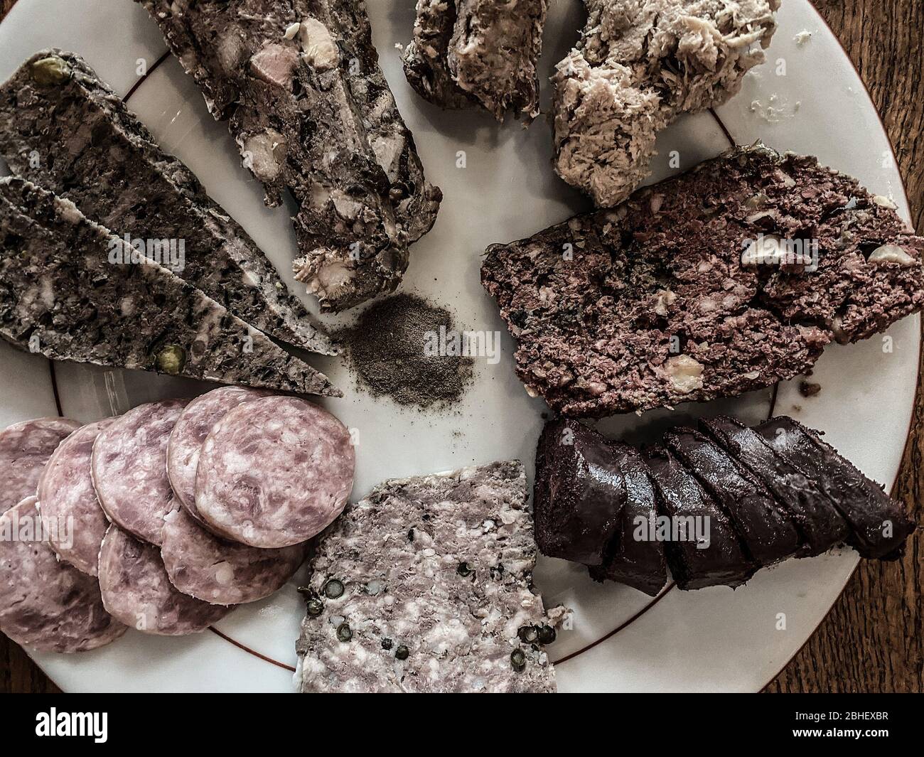 Vista dall'alto su un assortimento di salumi francesi, salsiccia, rillettes, salsiccia di sangue Foto Stock