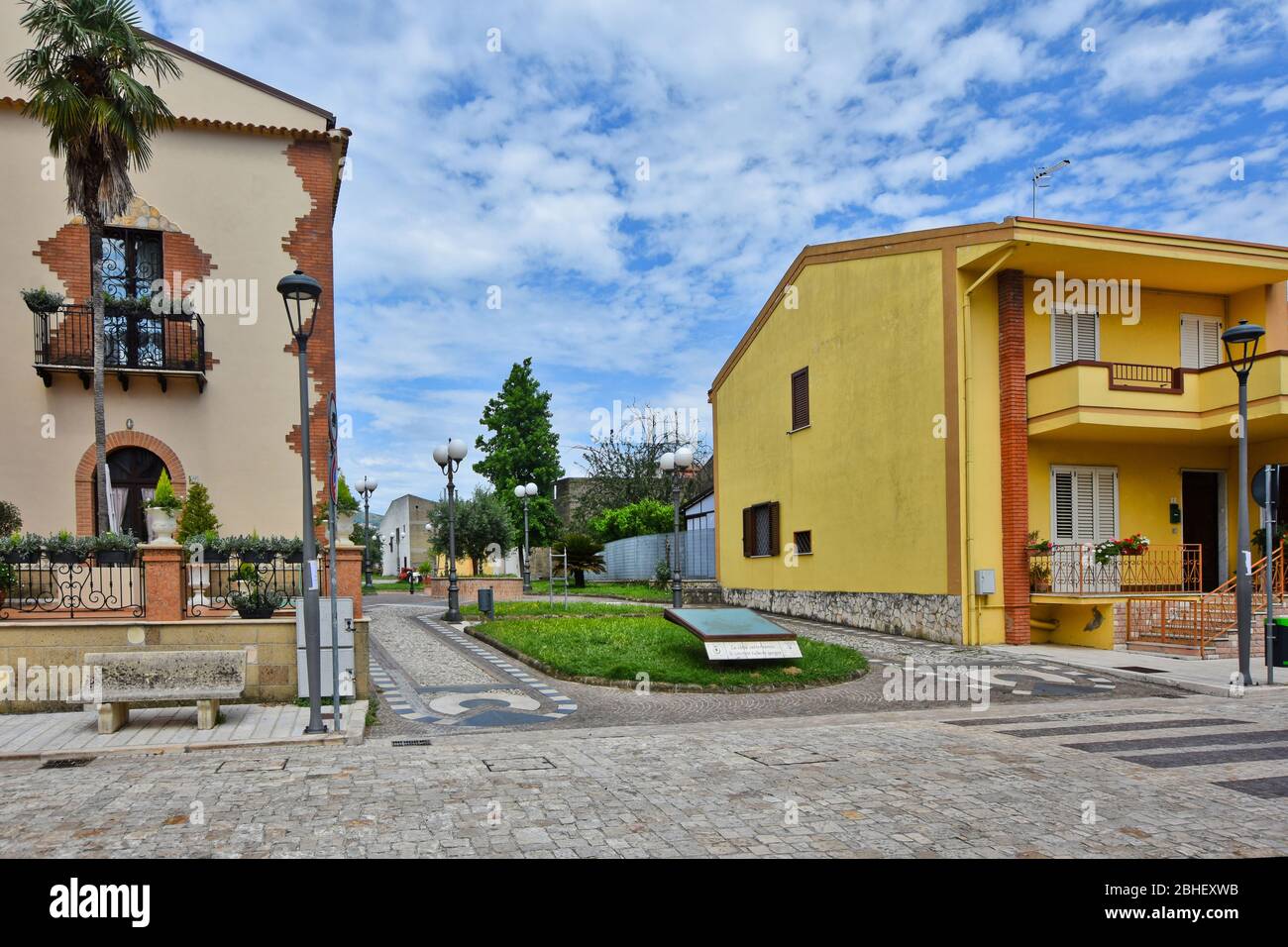 Una stradina tra le case del borgo medievale di Caselvenere in Italia Foto Stock