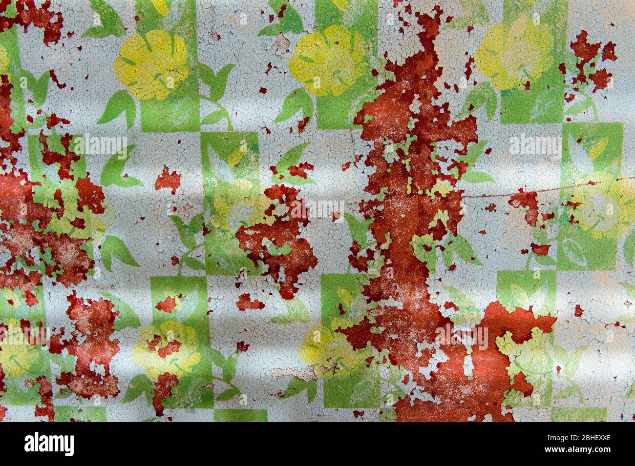 Dettaglio muro in un edificio nel abbandonato (1954) insediamento minerario tedesco di diamanti di Kolmanskop vicino a Luderitz, Namibia. Foto Stock