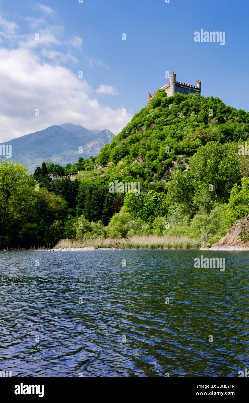Castello di Montaldo Dora, a Canavese (Piemonte) con sullo sfondo il lago Pistono e le Alpi Foto Stock