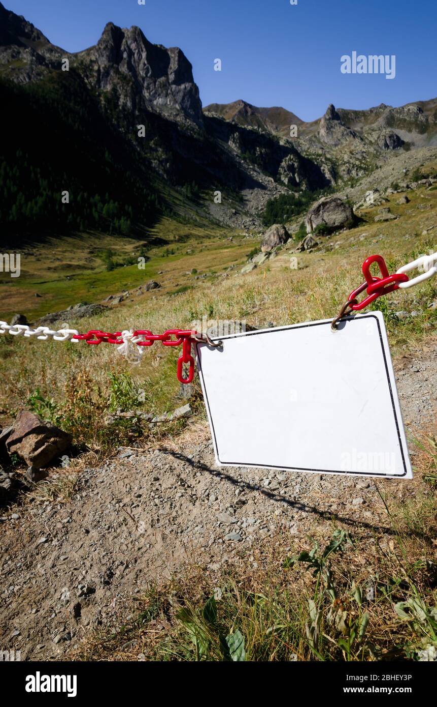 Cartello del sentiero della montagna che blocca la strada con una catena Foto Stock