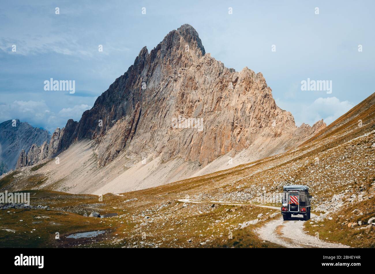 Caravana fuoristrada su un sentiero stretto vicino alla Rocca la Meja, famosa vetta montana nelle Alpi del Piemonte Foto Stock