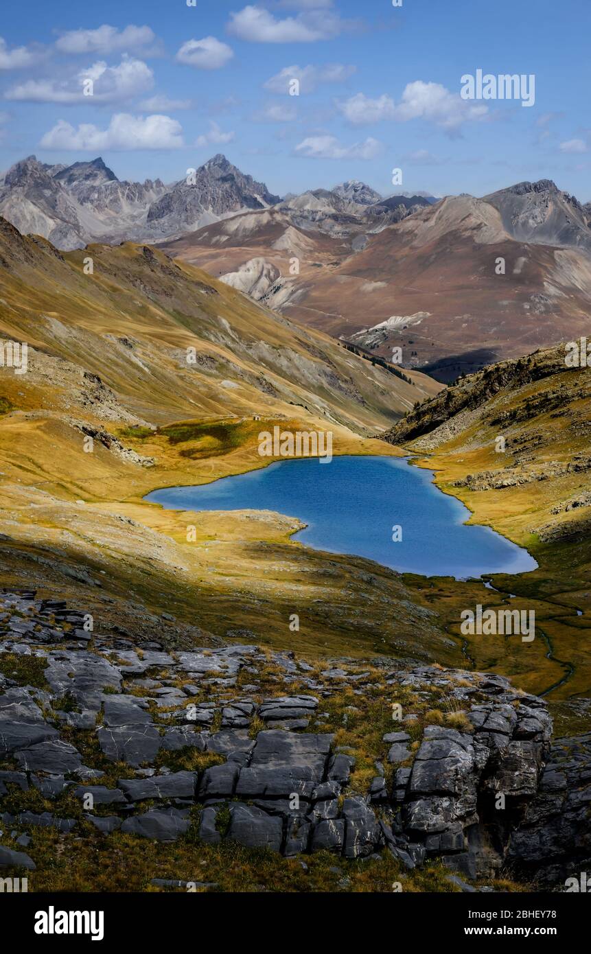 Lago di Lauzanier in Val de l'Ubayette, sulle montagne del Parco Nazionale del Mercantour, tra la Francia e l'Italia Foto Stock