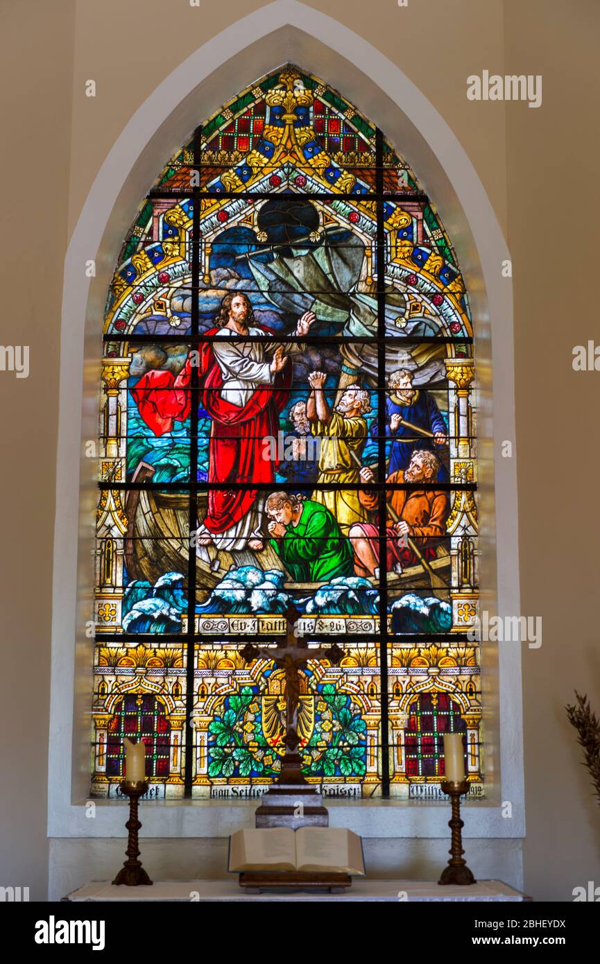 Vetrate della Felsenkirche (in inglese: Chiesa della roccia) sulla collina del Diamante, una chiesa in stile gotico verticale consacrata nel 1912 a Luderitz. Foto Stock