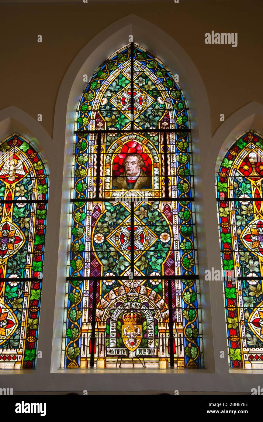 Vetrate della Felsenkirche (in inglese: Chiesa della roccia) sulla collina del Diamante, una chiesa in stile gotico verticale consacrata nel 1912 a Luderitz. Foto Stock