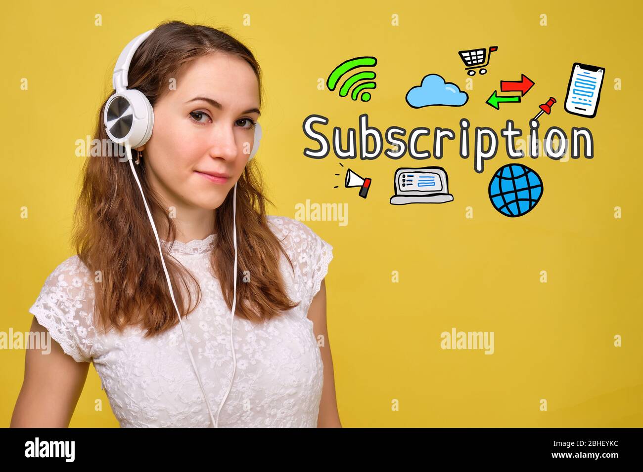 Il concetto di sottoscrizione a prodotti online, giochi, musica e TV con una ragazza in cuffie con icone. Primo piano. Foto Stock