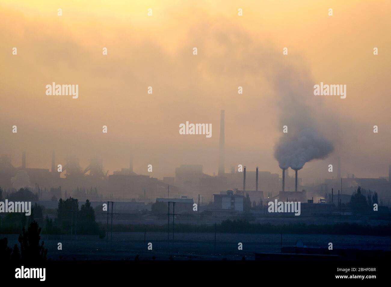 Alba sullo smog in una grande e pesante area industriale vicino alla città di Jiayuguan, non lontano dalla fine orientale della Grande Muraglia, provincia di Gansu, Cina Foto Stock