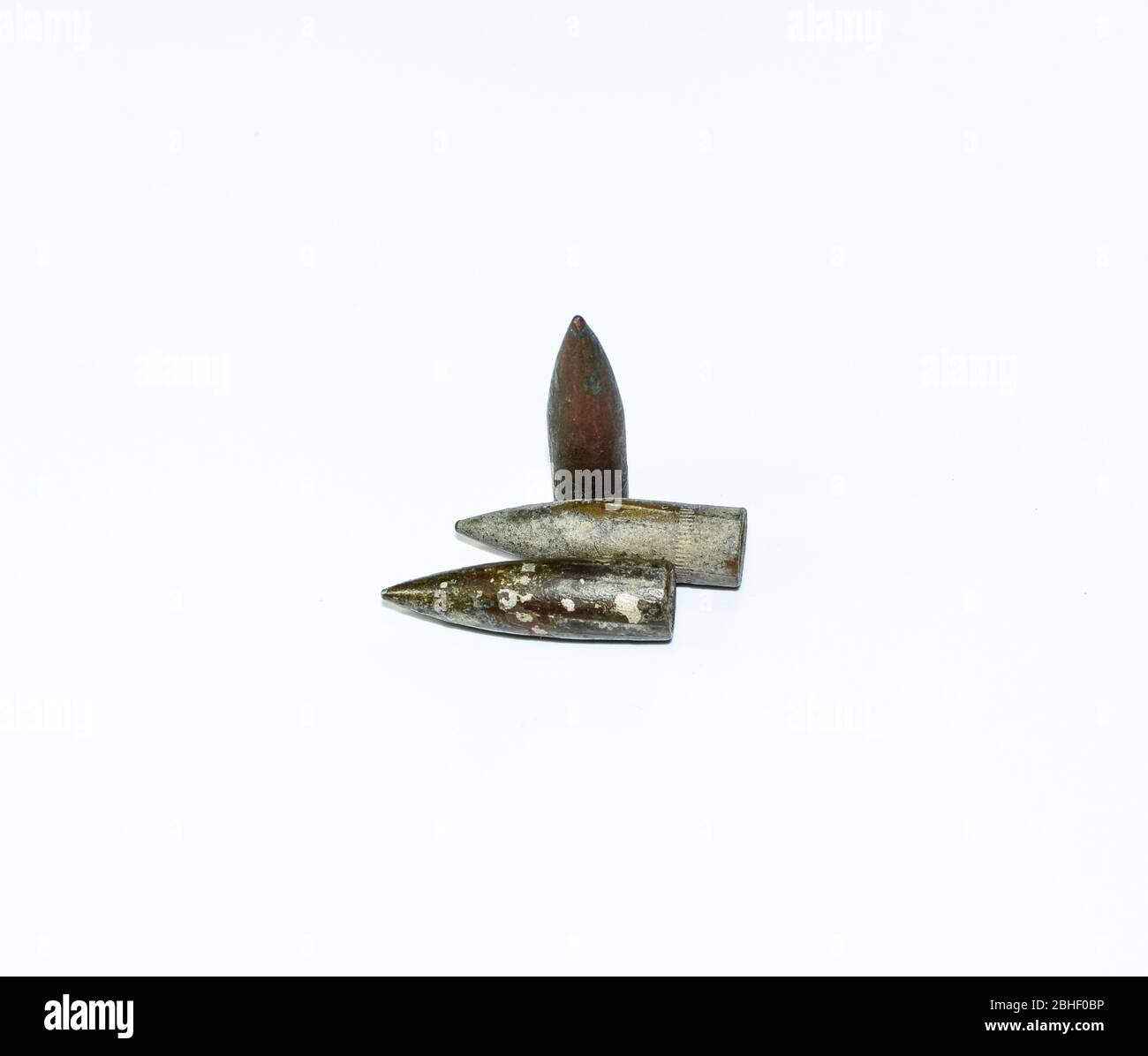 Vecchie pallottole arrugginite da un fucile d'assalto Kalashnikov. Foto Stock