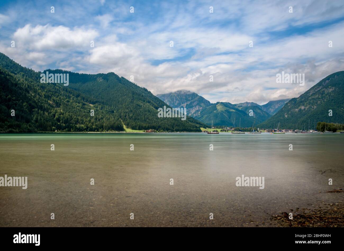 La bellissima Achensee in Austria è circondata dalle alpi e i turisti vanno a nuotare. Foto Stock