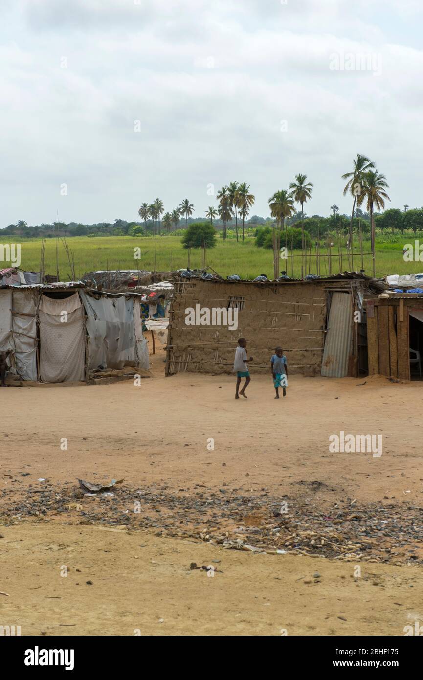 Città di Shanty (insediamento di squatter) visto dal treno tra Lobito e Benguela in Angola. Foto Stock