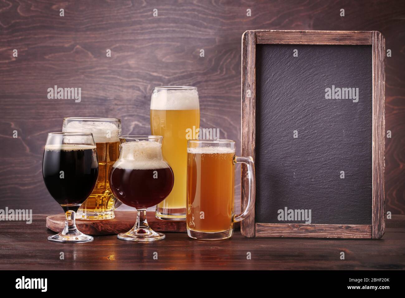 Diversi tipi di birra e lavagna Foto Stock