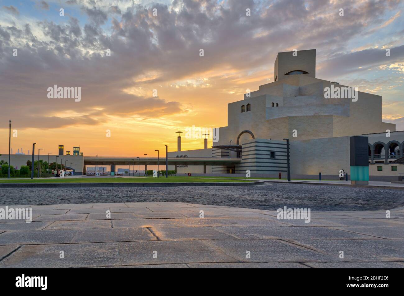Museo d'Arte Islamica , Doha, Qatar vista esterna al tramonto con le nuvole nel cielo sullo sfondo Foto Stock