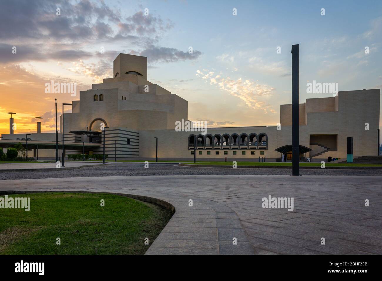 Museo di Arte Islamica, Doha, Qatar vista esterna al tramonto con nuvole nel cielo sullo sfondo Foto Stock
