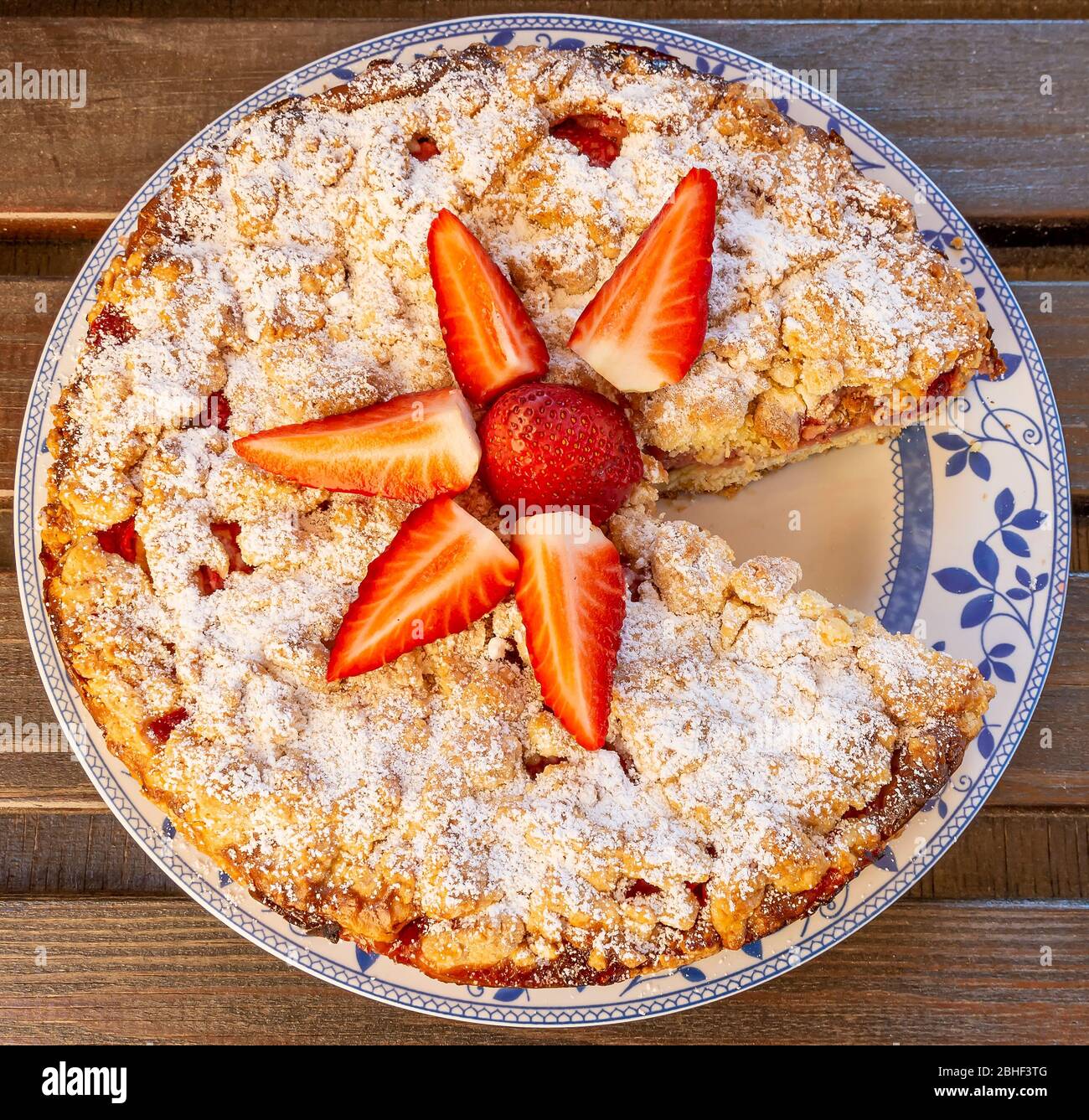Torta sbriciolata di fragole e mascarpone con farina, uova, burro, succo di limone, marmellata, vaniglia e zucchero Foto Stock