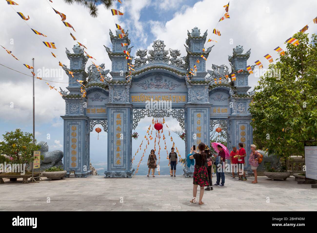 Bà Nà Hills, Vietnam - 22 2018 agosto: La Pagoda Linh Ung nelle colline di Bà Nà, vicino a da Nang, Vietnam. Le colline di Bà Nà si trovano nella montagna Truong Son Foto Stock