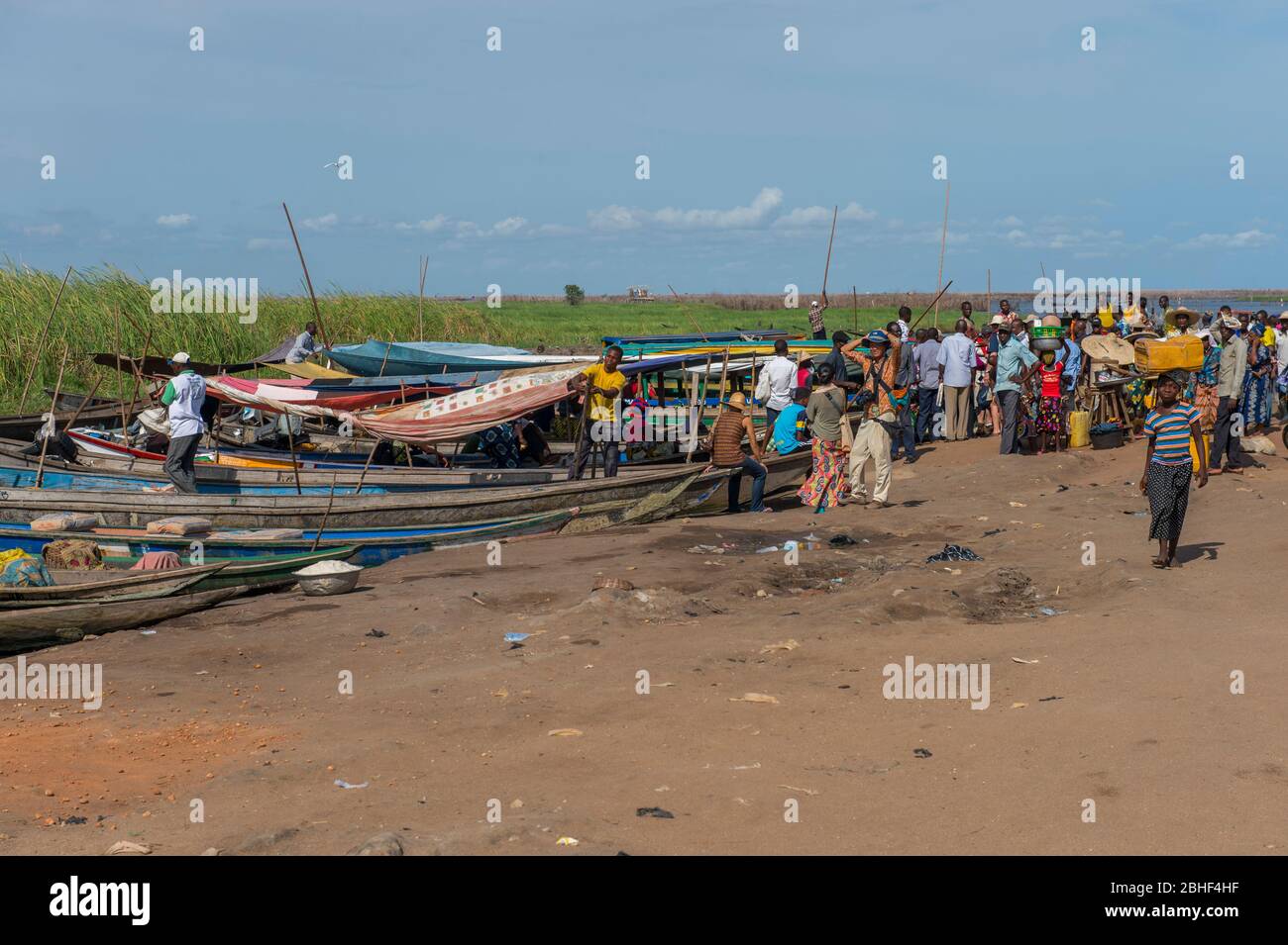 Luogo di sbarco per le barche da Ganvie, un villaggio unico costruito su palafitte nel Lago Nokoue vicino Cotonou, Benin. Foto Stock