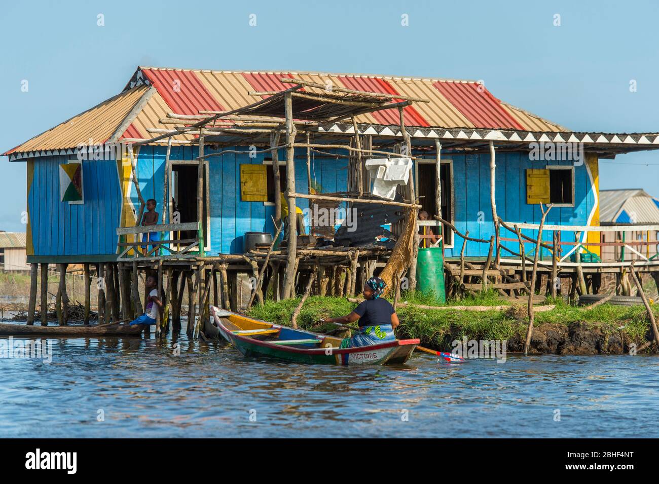 Ganvie villaggio scena, un villaggio unico costruito su palafitte, sul Lago Nokoue vicino a Cotonou, Benin. Foto Stock