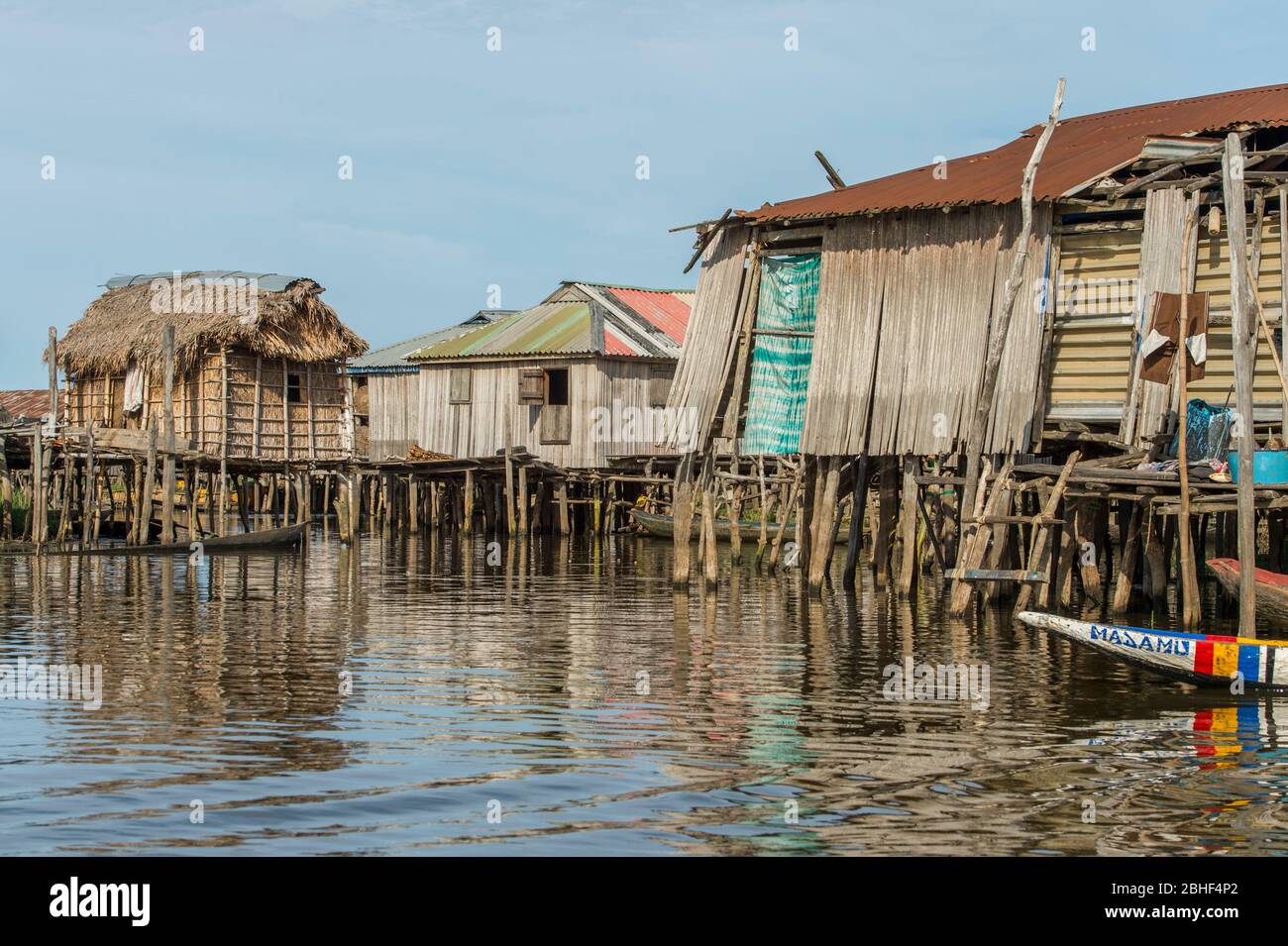 Ganvie villaggio scena, un villaggio unico costruito su palafitte, sul Lago Nokoue vicino a Cotonou, Benin. Foto Stock