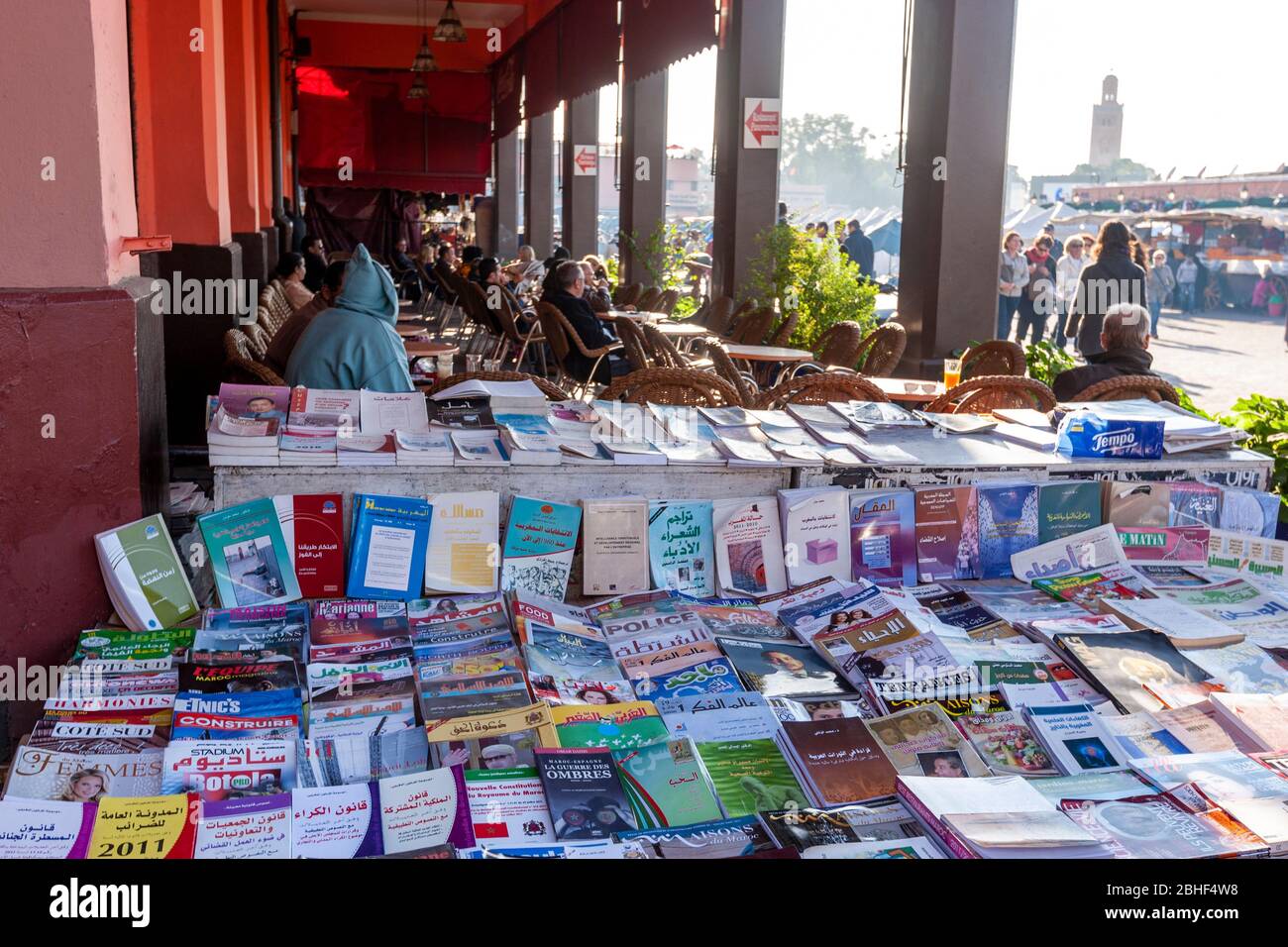 Bancarella di riviste vicino al Hôtel Restaurant Café de France, jamaa el-fnna, Marrakech, Marocco Foto Stock