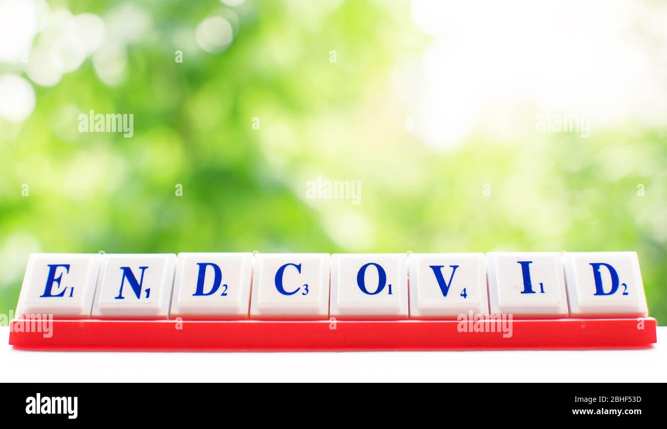 Concetto di coronavirus o COVID 19: Fine COVID. Fare parole scrabble da lettere di mattonella. Quarantena, concetto di blocco Foto Stock