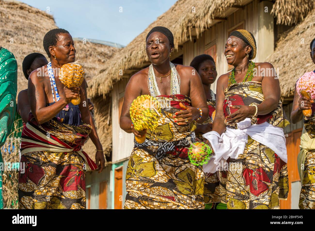 Le ballerine che eseguono la danza tradizionale e la musica nel villaggio di Ganvie, che è un villaggio unico, costruito su palafitte, sul lago Nokoue vicino Cotonou, Benin Foto Stock
