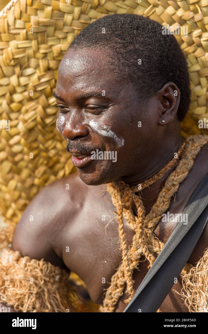 Spettacolo culturale con i batteristi nel porto di Lome, Togo., ritratto del batterista Foto Stock