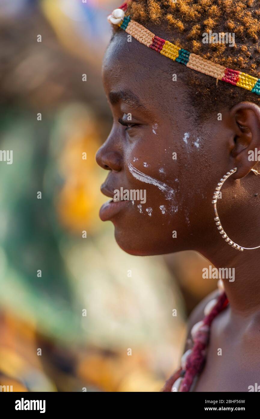 Spettacolo culturale con ritratto di ballerina femminile nel porto di Lome, Togo. Foto Stock