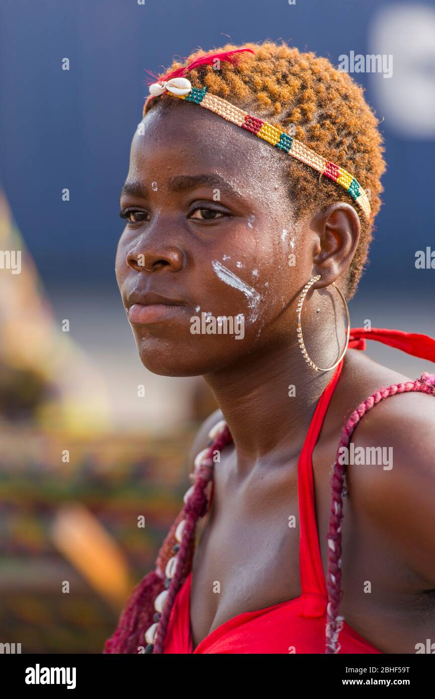 Spettacolo culturale con ritratto di ballerina femminile nel porto di Lome, Togo. Foto Stock