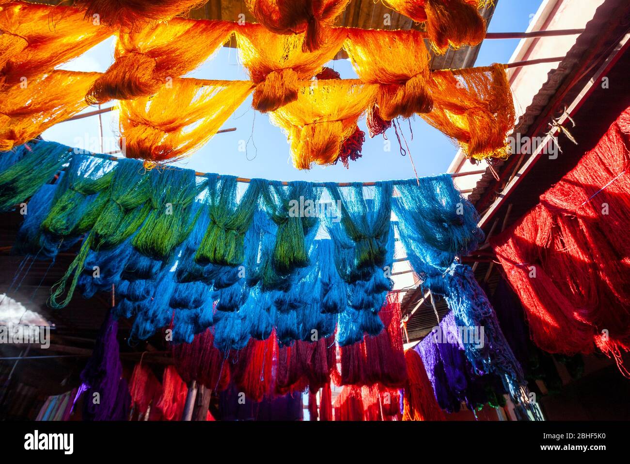 Lane colorate che si asciugano nei Dyers nei souk e nella Medina di Marrakech, Marocco Foto Stock