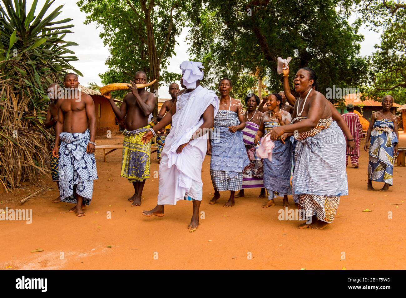 Cerimonia di benvenuto nel villaggio di Akato Viepe della tribù Ewe dal capo del villaggio e il suo entourage vicino a Lome, Togo. Foto Stock