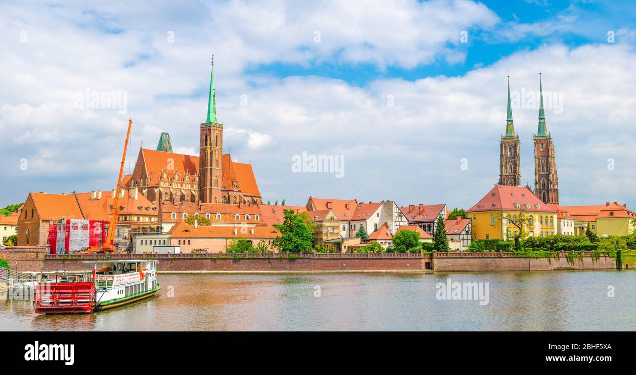 Wroclaw, Polonia, 7 maggio 2019: Vista panoramica di Ostrow Tumski: Chiesa Collegiata Santa Croce e San Bartolomeo, Cattedrale di San Giovanni Battista e barche a Odra Oder fiume nel centro storico della città Foto Stock