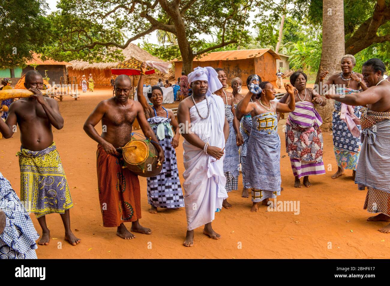 Cerimonia di benvenuto nel villaggio di Akato Viepe della tribù Ewe dal capo del villaggio e il suo entourage vicino a Lome, Togo. Foto Stock