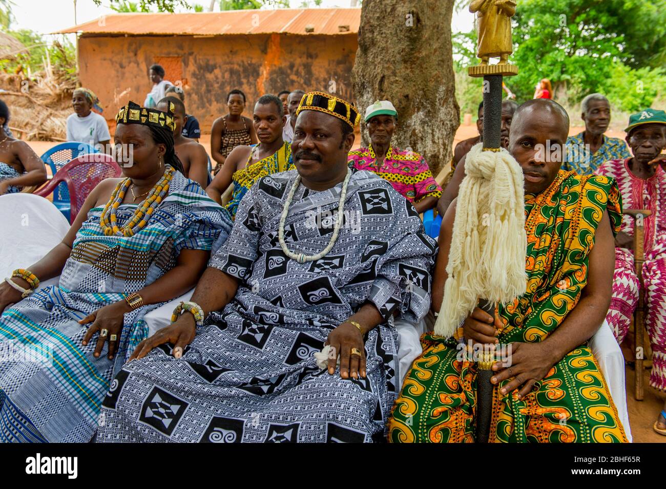 Cerimonia di benvenuto nel villaggio di Akato Viepe della tribù Ewe da parte del re e del suo entourage vicino a Lome, Togo. Foto Stock