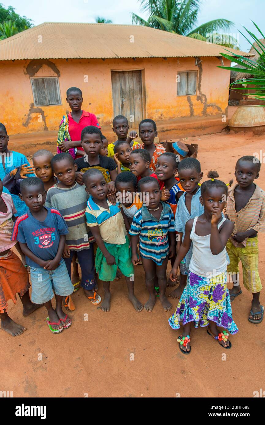 Scena del villaggio con i bambini nel villaggio di Akato Viepe della tribù Ewe vicino a Lome, Togo. Foto Stock