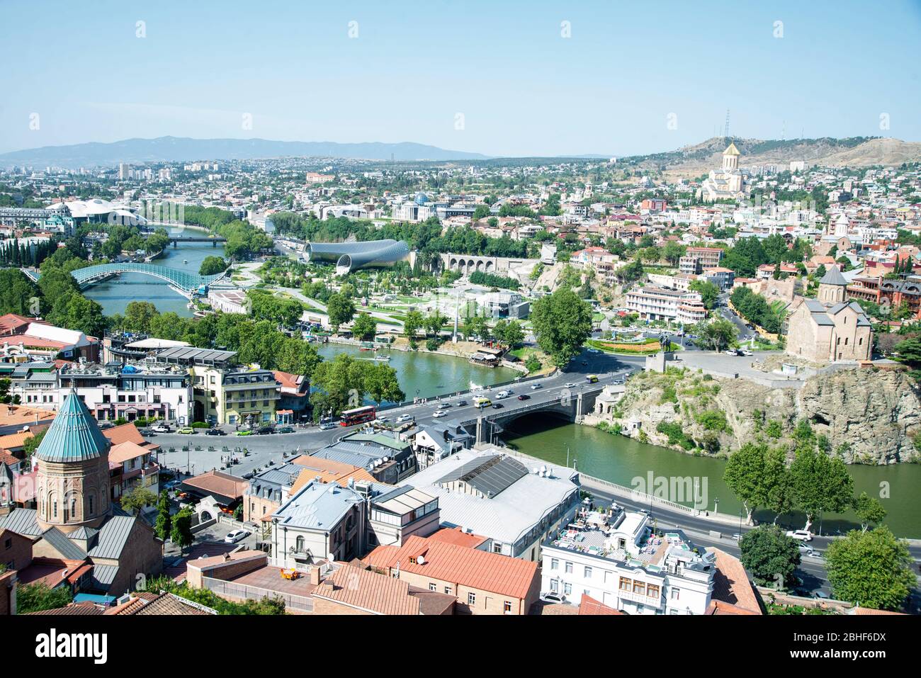 Paesaggio urbano di Tbilisi, vista sulla città vecchia, il fiume Kura e il Ponte della Pace, Georgia Foto Stock