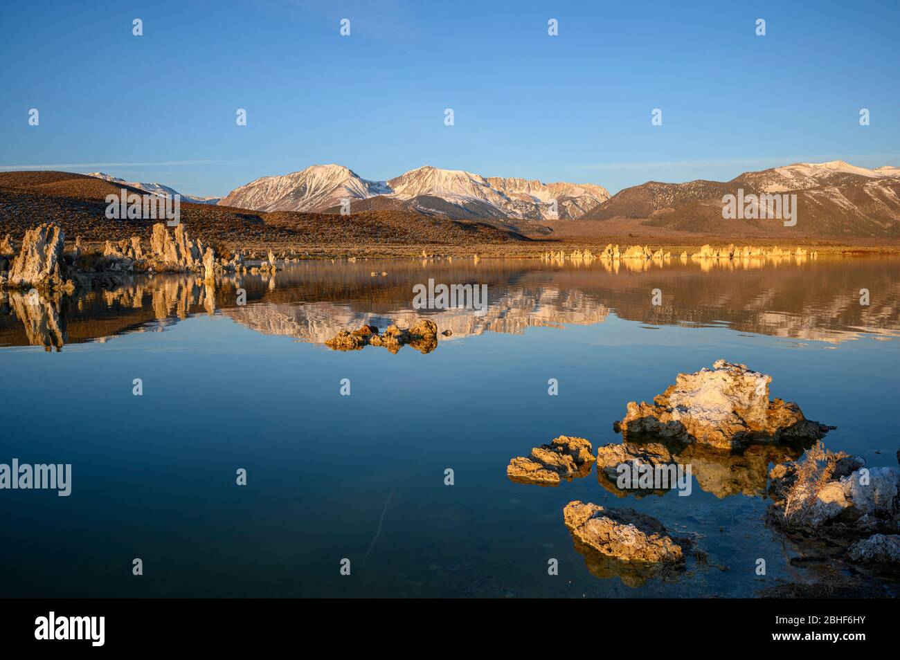 Formazioni di tufa del lago mono e montagne della Sierra Nevada; riserva statale del lago di tufa di Mono, California. Foto Stock